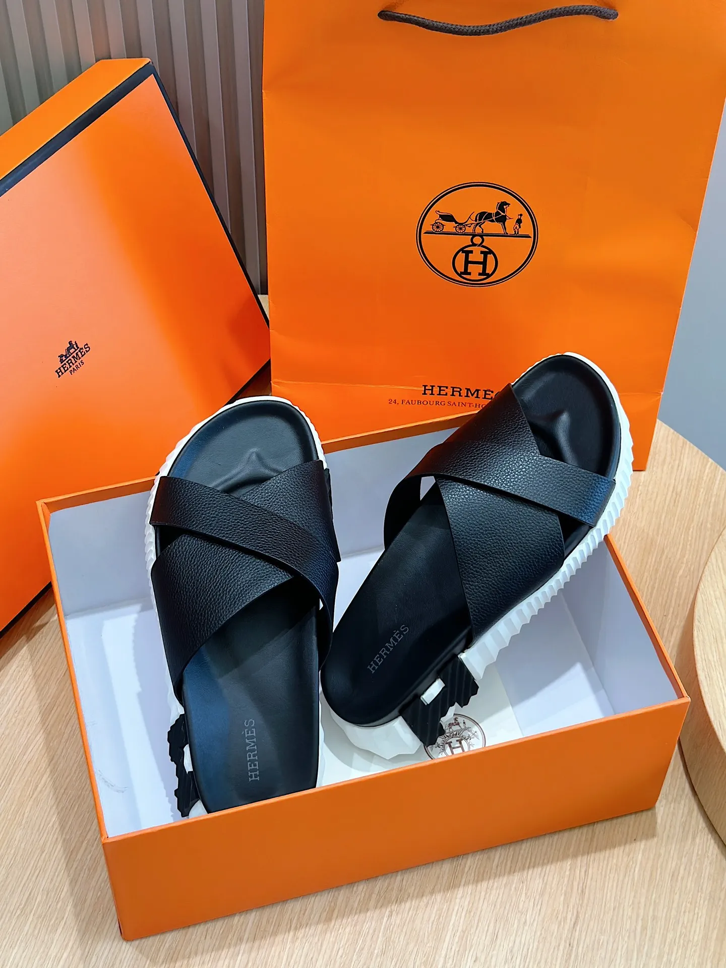 [HERMÈS] Top men's shoes 💰: 340💰 Size: 39-44 (38.45 46 custom-made) Herme*H Home Hermès Men's Sandals and Slippers - Original Replica Purchase the original version and make it one to one, the outsole is privately modeled, and the outsole color corresponding to each color is the same as the original version. Come to those who know the stuff 💪 The ultra-light soles are designed in contrasting colors, and they feel so comfortable on your feet! Calfskin, cowhide feet, private mold outsole.